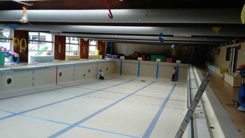 Photo représentant les travaux au centre nautique durant la fermeture technique. Les lignes du bassin intérieur ont notamment été repeintes