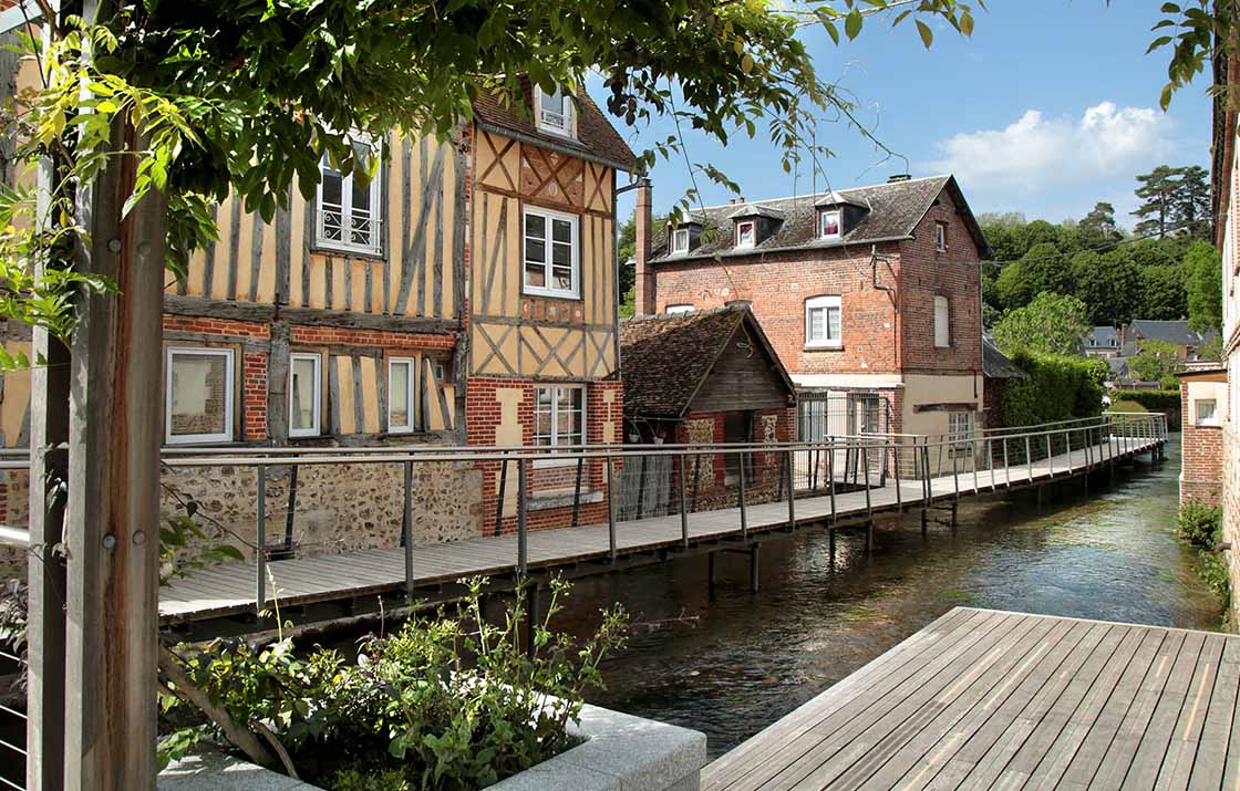 Photo représentant une vue la promenade Gaston Lenôtre, à Bernay