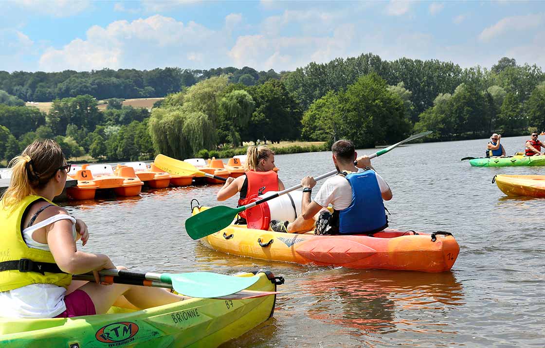 Photo représentant des jeunes gens faisant du canoë-kayak sur le lac de Brionne