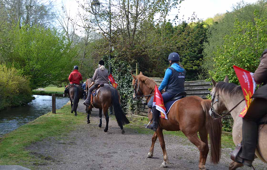 Photo représentant les cavaliers lors de l'inauguration de l'itinéraire équestre "La chevauchée du Pays d'Auge à la Seine"